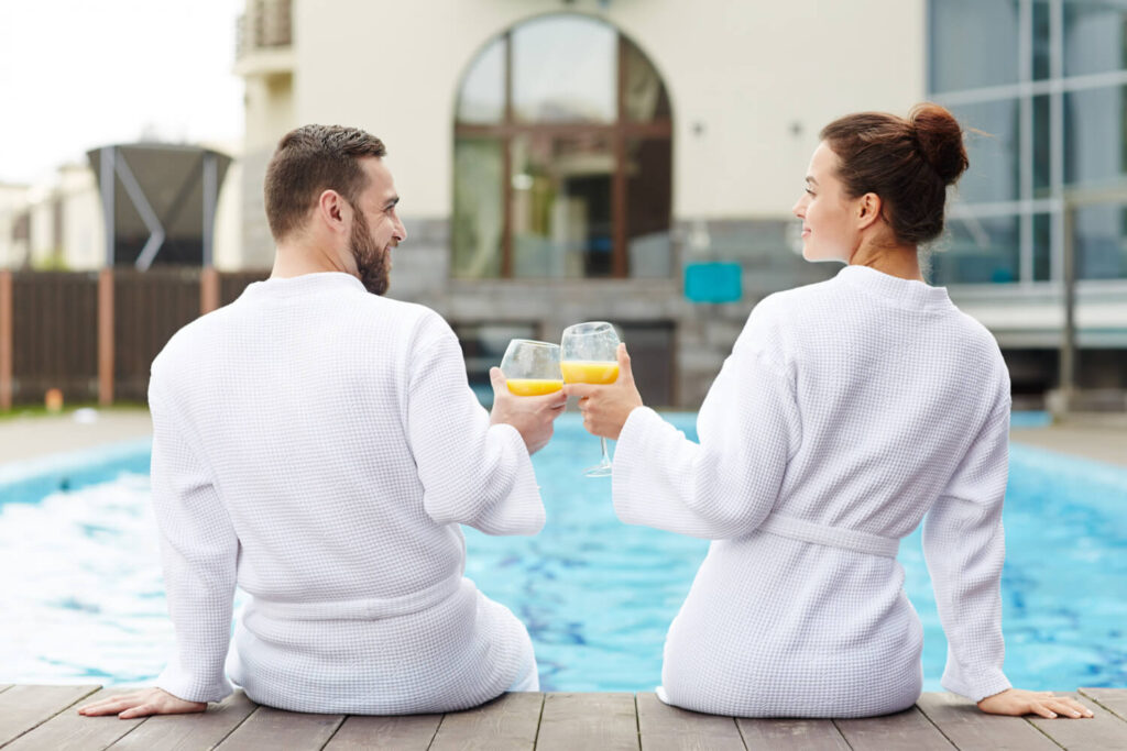 para cieszy się ze stworzonej strefy SPA w ogrodzie