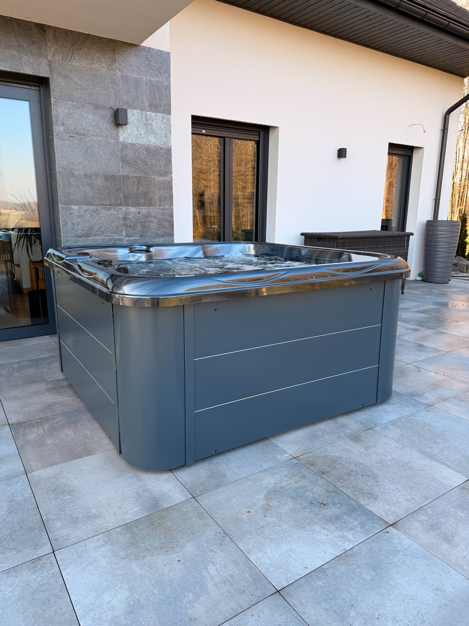 Obudowa kompozyt w ciemnej Wannie SPA Obudowa kompozyt w ciemnej Wannie SPA