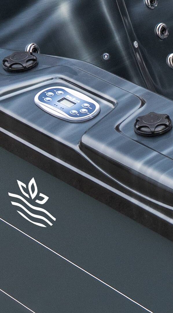 Wanny SPA - ciemny marmur z logotypem na ściance Dekoracyjny ciemny marmur w pionowym ułożeniu, podkreślający elegancki charakter Wanny SPA