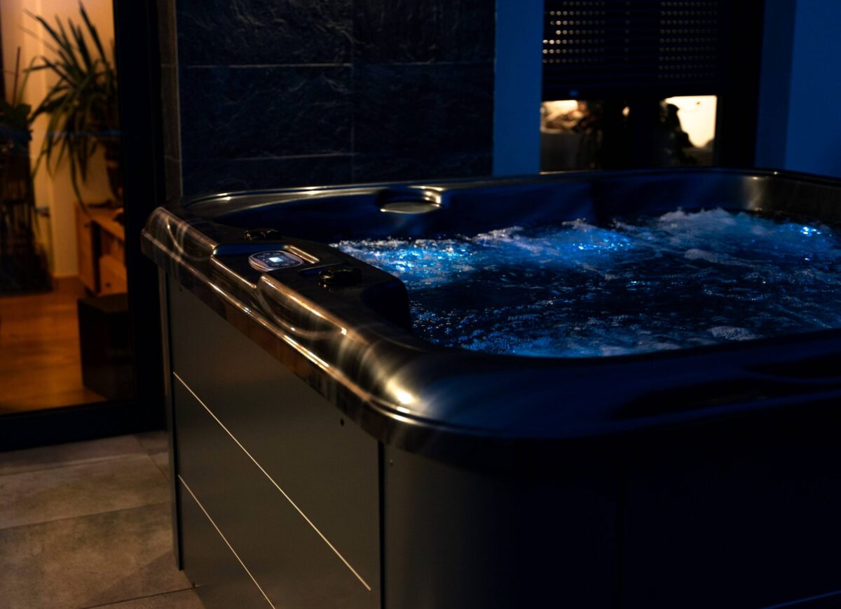 Wanna SPA z iluminacją świateł LED Wanna spa z iluminacją LED, widoczne świecące dysze i podświetlona woda.