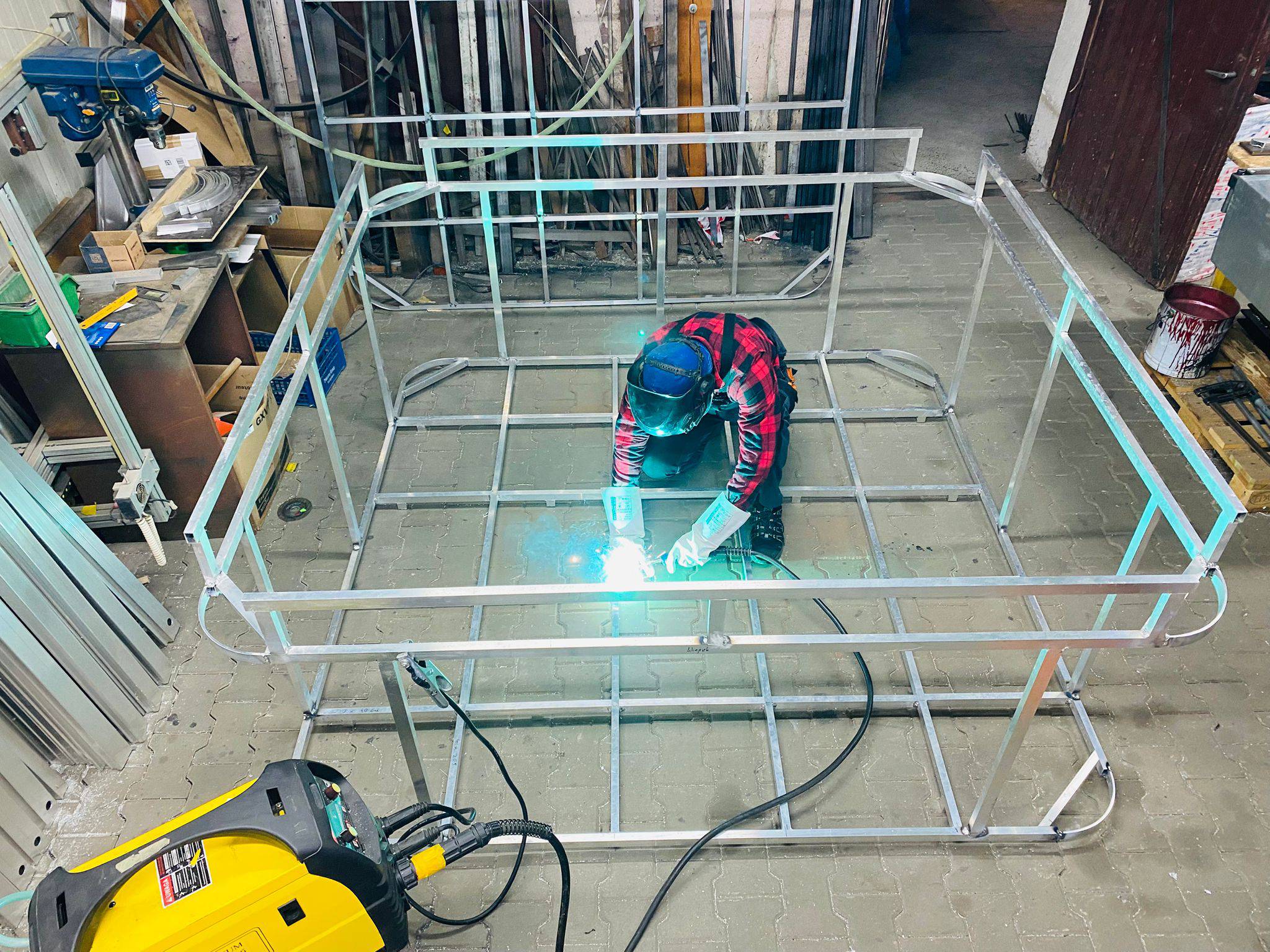 Spawanie elementów metalowych, widoczny proces łączenia stali przy użyciu spawarki. Spawanie elementów metalowych, widoczny proces łączenia stali przy użyciu spawarki.