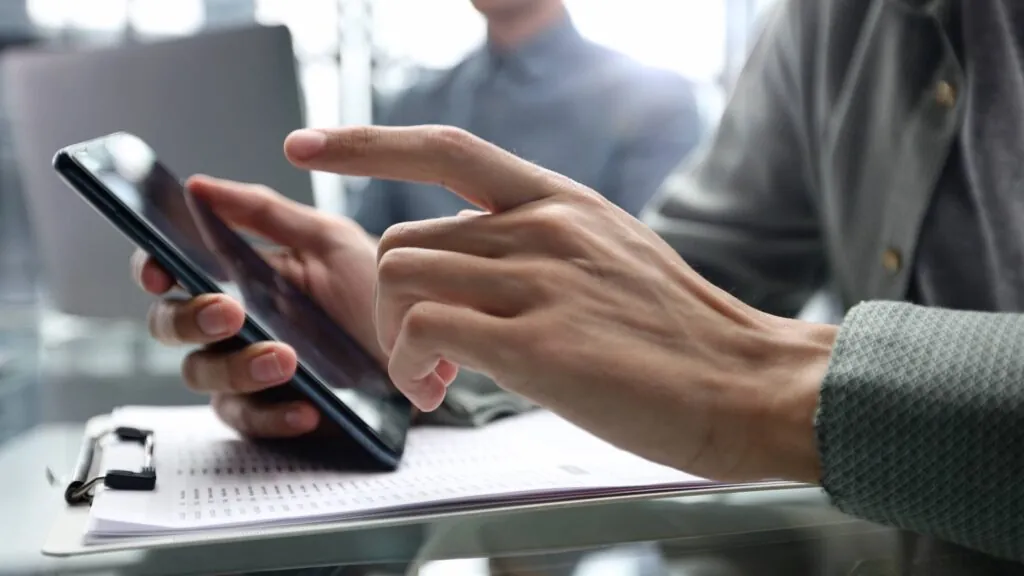 uzywanie-telefonu-i-praca-w-biurze-przy-biurku-w-zblizeniu