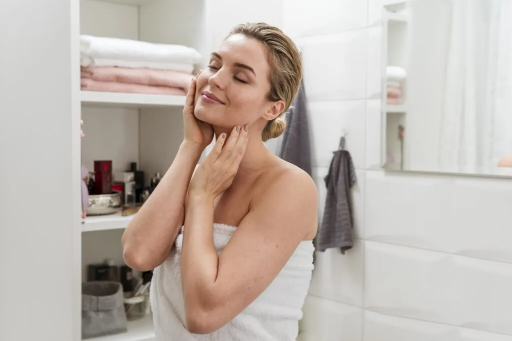 Jak dbać o skóre przy saunowaniu – Domki Sauny